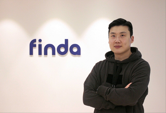 지난 29일 서울 강남구 핀다 사옥에서 기자와 만난 정상연 핀다 프로덕트 그룹 리드(이사)가 기자의 질문에 답변을 하고 있다.  <핀다 제공>